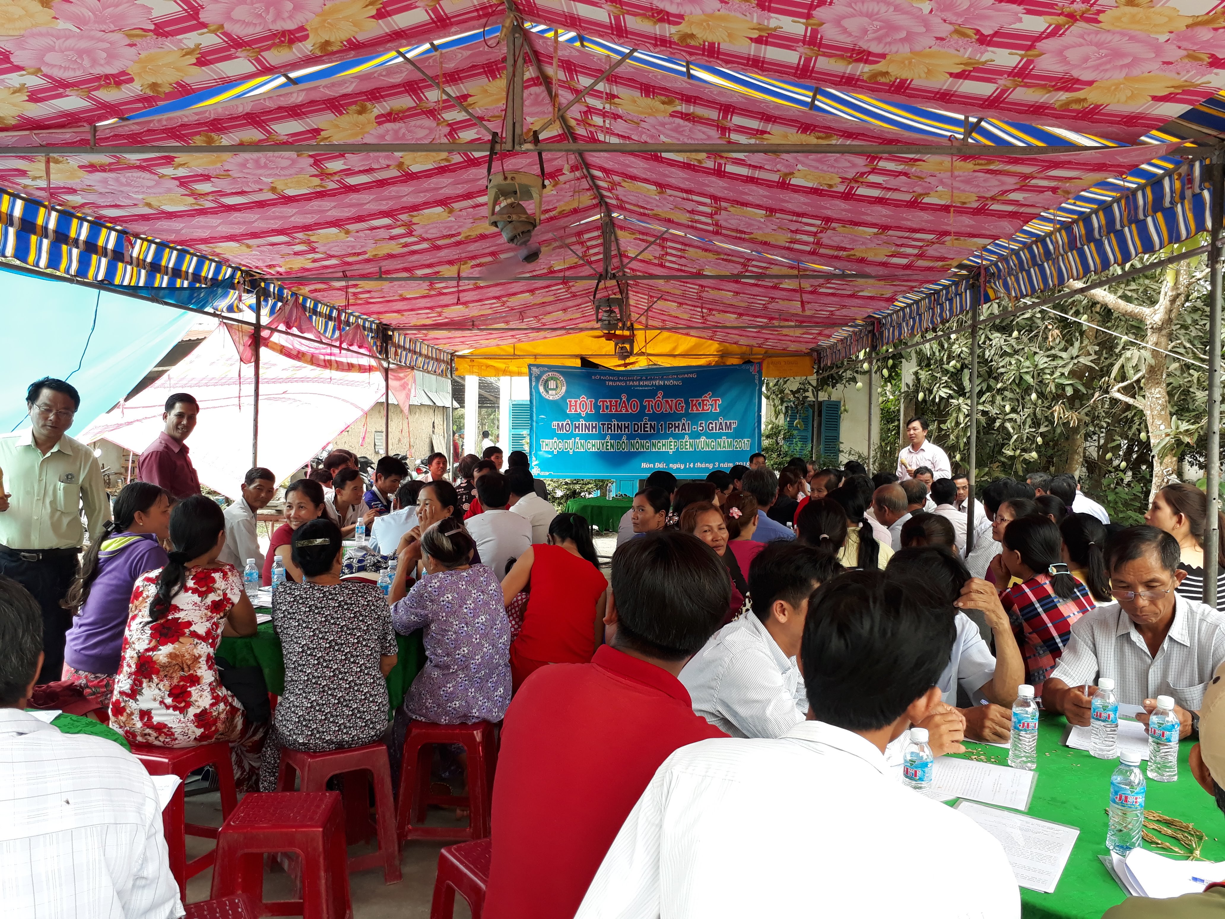 Hơn 50 nông dân tham gia hội thảo đánh giá hiệu quả mô hình 1 phải 5 giảm ở ấp Mỹ Tân, xã Mỹ Thuận.jpg